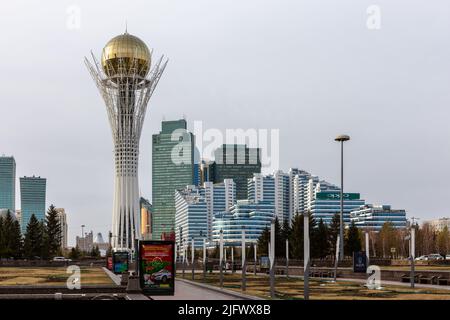 Nur Sultan (Astana), Kasachstan, 11.11.21. Skyline von nur Sultan City mit Baiterek (Bayterek) Tower und Geschäftsviertel im Herbst. Stockfoto