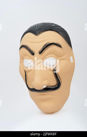 Verpackung der Maske. Eine bunte Casa De Papel Maske, Salvador Dali Stockfoto