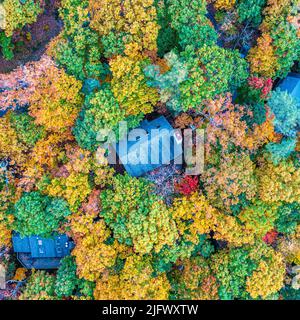 Luftaufnahme eines Hauses im Wald im Herbst, Wintergreen Virginia Stockfoto