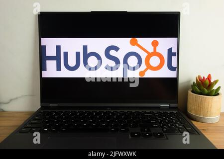 KONSKIE, POLEN - 05. Juli 2022: Das Entwicklerlogo von HubSpot-Softwareprodukten wird auf dem Bildschirm des Laptops angezeigt Stockfoto