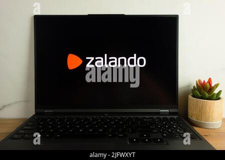 KONSKIE, POLEN - 05. Juli 2022: Zalando Online-Händler-Logo auf Laptop-Computer-Bildschirm angezeigt Stockfoto