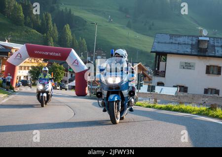 Arabba, Italien - Juli 03. 2022: Rennrad-Marathon in den Dolomiten, Italien. Teilnehmer durchqueren das Dorf Arabba Stockfoto
