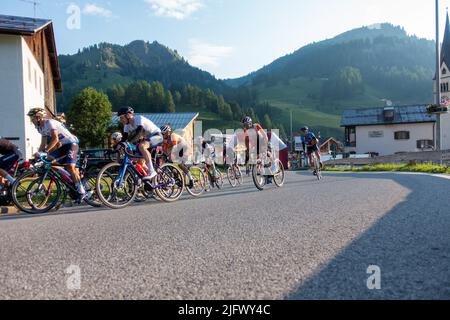 Arabba, Italien - Juli 03. 2022: Rennrad-Marathon in den Dolomiten, Italien. Teilnehmer durchqueren das Dorf Arabba Stockfoto