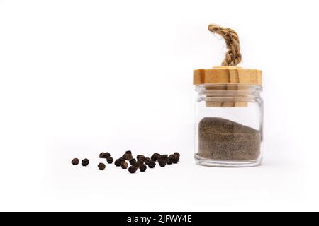 Organische schwarze Pfeffersamen und Pulver auf weißem Hintergrund Stockfoto
