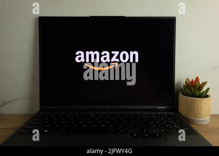 KONSKIE, POLEN - 05. Juli 2022: Amazon-Logo wird auf dem Laptop-Bildschirm angezeigt Stockfoto
