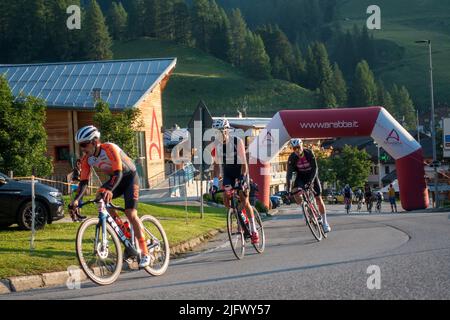 Arabba, Italien - Juli 03. 2022: Rennrad-Marathon in den Dolomiten, Italien. Teilnehmer durchqueren das Dorf Arabba Stockfoto