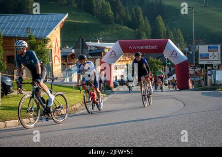 Arabba, Italien - Juli 03. 2022: Rennrad-Marathon in den Dolomiten, Italien. Teilnehmer durchqueren das Dorf Arabba Stockfoto