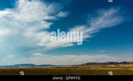 Nordost-Wyoming an einem Sommertag von der Interstate 90 aus gesehen Stockfoto