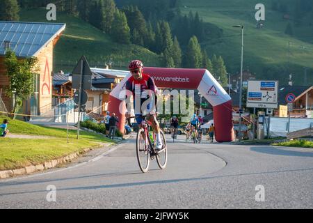 Arabba, Italien - Juli 03. 2022: Rennrad-Marathon in den Dolomiten, Italien. Teilnehmer durchqueren das Dorf Arabba Stockfoto