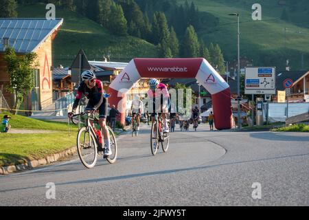 Arabba, Italien - Juli 03. 2022: Rennrad-Marathon in den Dolomiten, Italien. Teilnehmer durchqueren das Dorf Arabba Stockfoto
