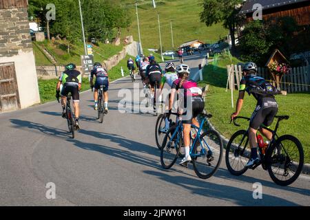 Arabba, Italien - Juli 03. 2022: Rennrad-Marathon in den Dolomiten, Italien. Teilnehmer durchqueren das Dorf Arabba Stockfoto