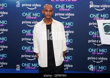 Berlin, Deutschland. 05.. Juli 2022. Tedros Teclebrhan kommt zur Premiere des Prime Video Comedy-Formats „ONE MIC STAND“ im Delphi Film Palace. Quelle: Gerald Matzka/dpa/Alamy Live News Stockfoto