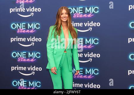 Berlin, Deutschland. 05.. Juli 2022. Lorena Rae kommt zur Premiere des Prime Video Comedy-Formats „ONE MIC STAND“ im Delphi Film Palace. Quelle: Gerald Matzka/dpa/Alamy Live News Stockfoto