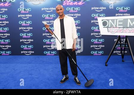 Berlin, Deutschland. 05.. Juli 2022. Tedros Teclebrhan kommt zur Premiere des Prime Video Comedy-Formats „ONE MIC STAND“ im Delphi Film Palace. Quelle: Gerald Matzka/dpa/Alamy Live News Stockfoto