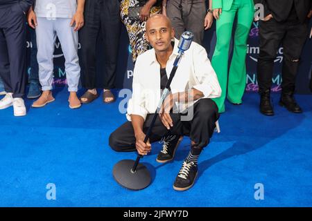 Berlin, Deutschland. 05.. Juli 2022. Tedros Teclebrhan kommt zur Premiere des Prime Video Comedy-Formats „ONE MIC STAND“ im Delphi Film Palace. Quelle: Gerald Matzka/dpa/Alamy Live News Stockfoto