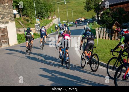 Arabba, Italien - Juli 03. 2022: Rennrad-Marathon in den Dolomiten, Italien. Teilnehmer durchqueren das Dorf Arabba Stockfoto