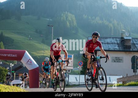 Arabba, Italien - Juli 03. 2022: Rennrad-Marathon in den Dolomiten, Italien. Teilnehmer durchqueren das Dorf Arabba Stockfoto
