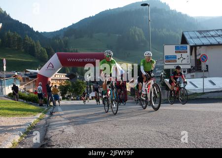 Arabba, Italien - Juli 03. 2022: Rennrad-Marathon in den Dolomiten, Italien. Teilnehmer durchqueren das Dorf Arabba Stockfoto