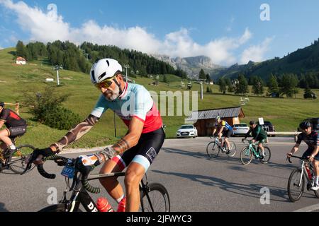 Arabba, Italien - Juli 03. 2022: Rennrad-Marathon in den Dolomiten, Italien. Teilnehmer durchqueren das Dorf Arabba Stockfoto