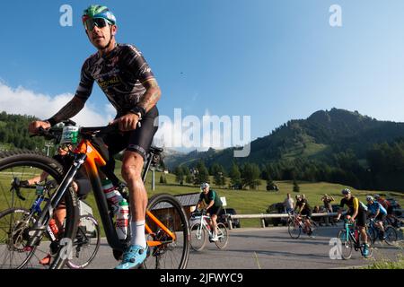 Arabba, Italien - Juli 03. 2022: Rennrad-Marathon in den Dolomiten, Italien. Teilnehmer durchqueren das Dorf Arabba Stockfoto