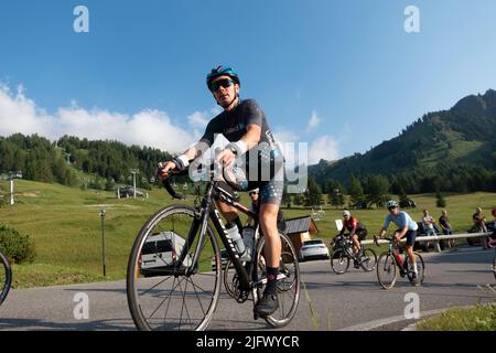 Arabba, Italien - Juli 03. 2022: Rennrad-Marathon in den Dolomiten, Italien. Teilnehmer durchqueren das Dorf Arabba Stockfoto