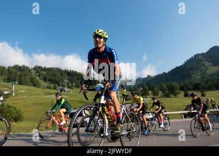 Arabba, Italien - Juli 03. 2022: Rennrad-Marathon in den Dolomiten, Italien. Teilnehmer durchqueren das Dorf Arabba Stockfoto