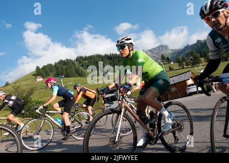 Arabba, Italien - Juli 03. 2022: Rennrad-Marathon in den Dolomiten, Italien. Teilnehmer durchqueren das Dorf Arabba Stockfoto