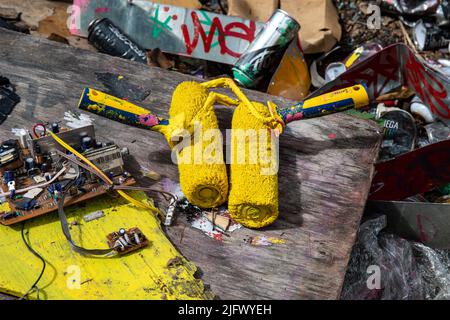 Gelbe Farbwalzen aus verwittertem Sperrholz im Suvilahti DIY Skatepark in Helsinki, Finnland Stockfoto