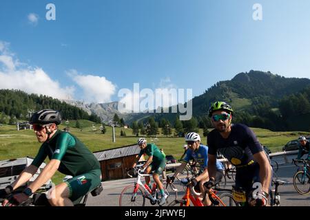 Arabba, Italien - Juli 03. 2022: Rennrad-Marathon in den Dolomiten, Italien. Teilnehmer durchqueren das Dorf Arabba Stockfoto