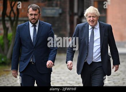 File photo dated 12/05/22/ of Prime Minister Boris Johnson (right) arriving with Conservative MP for Stoke on Trent North, Jonathan Gullis for a regional cabinet at Middleport Pottery in Stoke on Trent. Gullis hat seine Rolle als privater parlamentarischer Sekretär des Außenministers für Nordirland zurückgetreten und gesagt, dass die Konservative Partei sich „mehr darauf konzentriert, unseren Reputationsschaden zu bewältigen, als für die Menschen in diesem Land zu sorgen“. Ausgabedatum: Dienstag, 5. Juli 2022. Stockfoto