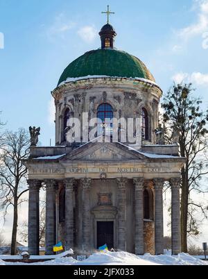 Kirche der Erhöhung von St. Joseph Winteransicht mit Schnee Stockfoto