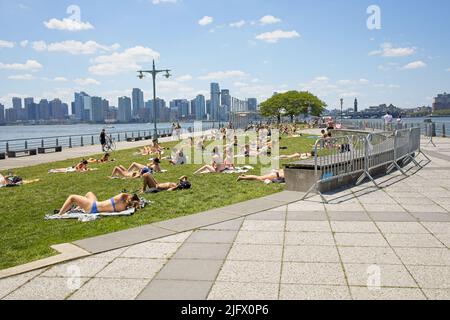 New York, NY, USA - 26. Juni 2022: Sonnenbaden auf einem NYC Pier am Hudson River Stockfoto