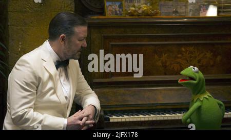 RICKY GERVAIS, KERMIT, MUPPETS MOST WANTED, 2014 Stockfoto
