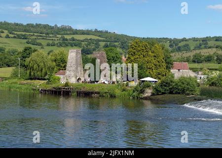 Kelston Brass Mill und Saltford Weir am Fluss Avon in Saltford bei Bristol, Szenen, Juni 2022 Stockfoto