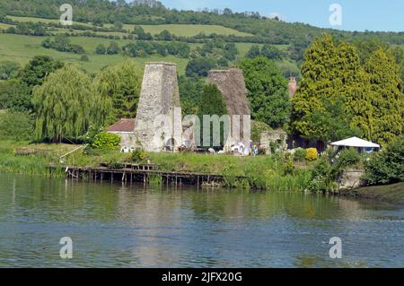 Kelston Brass Mill und Saltford Weir am Fluss Avon in Saltford bei Bristol, Szenen, Juni 2022 Stockfoto