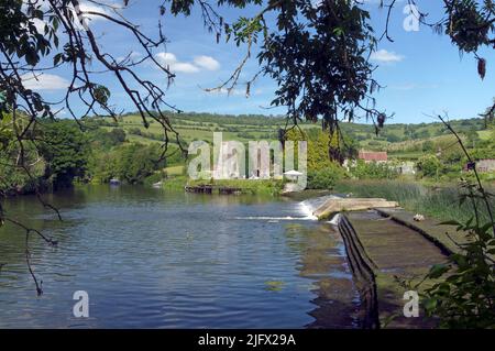 Kelston Brass Mill und Saltford Weir am Fluss Avon in Saltford bei Bristol, Szenen, Juni 2022 Stockfoto