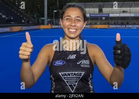 AMSTERDAM - Tyler Lench (NZL) wird nächstes Jahr für Bloemendaal spielen und freut sich über den Sieg während des Spiels zwischen Neuseeland und England bei den Eishockey-Weltmeisterschaften im Wagener-Stadion am 5. Juli 2022 in Amsterdam. ANP WILLEM VERNES Stockfoto