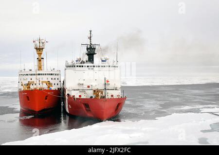 ARKTISCHER OZEAN Ð das kanadische Küstenwachschiff Louis S. St-Laurent knüpft an den Küstenwachschneider Healy im Arktischen Ozean an. Die beiden Schiffe nehmen an einer mehrjährigen, multiagenturübergreifenden arktischen Untersuchung Teil, die zur Definition des arktischen Kontinentalschelfs beitragen wird. Arktischer Ozean, September (2009) Quelle: P.Kelley, USCG Stockfoto