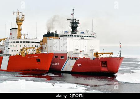 Eisbrecher. ARKTISCHER OZEAN Ð das kanadische Küstenwachschiff Louis S. St-Laurent knüpft an den Küstenwachschneider Healy im Arktischen Ozean an. Die beiden Schiffe nehmen an einer mehrjährigen, multiagenturübergreifenden arktischen Untersuchung Teil, die zur Definition des arktischen Kontinentalschelfs beitragen wird. Arktischer Ozean, September (2009) Quelle: P.Kelley, USCG Stockfoto