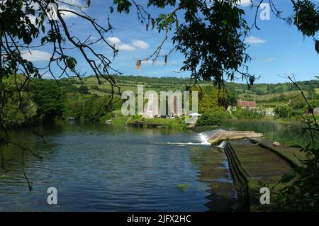 Kelston Brass Mill und Saltford Weir am Fluss Avon in Saltford bei Bristol, Szenen, Juni 2022 Stockfoto