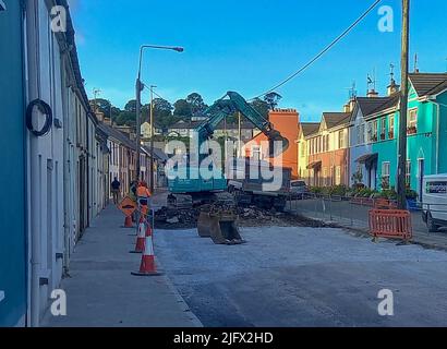 Bantry West Cork Irland, Dienstag, 5. Juli 2022; die Hauptstraße nach Bantry, die N71, ist nachts für den Verkehr gesperrt, um die Neuverlegung von Wasserleitungen und die Fertigstellung der Sanierungsarbeiten zu erleichtern. Die Schließungen, zwischen 7pm und 6am für 3 Wochen, endeten am 25.. Juli mit Umleitungen. Kredit; ED/Alamy Live Nachrichten Stockfoto