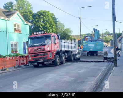 Bantry West Cork Irland, Dienstag, 5. Juli 2022; die Hauptstraße nach Bantry, die N71, ist nachts für den Verkehr gesperrt, um die Neuverlegung von Wasserleitungen und die Fertigstellung der Sanierungsarbeiten zu erleichtern. Die Schließungen, zwischen 7pm und 6am für 3 Wochen, endeten am 25.. Juli mit Umleitungen. Kredit; ED/Alamy Live Nachrichten Stockfoto