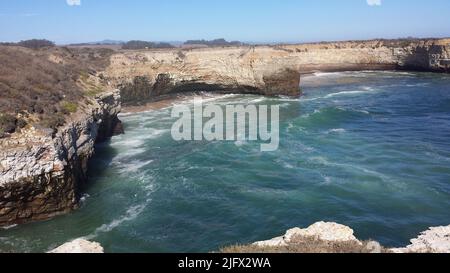 Bonny Doon Beach, Santa Cruz, Kalifornien. USGS Klippenvermessung (GPS für die Spitze und Zehe der Klippe und terrestrische Lidar-Messung). Die gesammelten Daten und Informationen sind für das Verständnis von Klippenerosion und Erdrutschen innerhalb des Gebiets von entscheidender Bedeutung. Kredit: M.Palaseanu-Lovejoy, USGS. Stockfoto