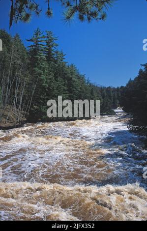 Das rauschende Wasser auf dem Presque Isle River. Der Presque Isle River fließt 42 Meilen (68km) durch die Upper Peninsula von Michigan und mündet in den Lake Superior. Entlang des Kurses fließt es durch den Ottawa National Forest und den Porcupine Mountains Wilderness State Park. Es verfügt über 300 Quadratmeilen (780 km2) Entwässerungsfläche in Upper Michigan und im Norden von Wisconsin. Mehrere Wasserfälle befinden sich am Fluss. Foto: J.Mosso/USGS. Stockfoto