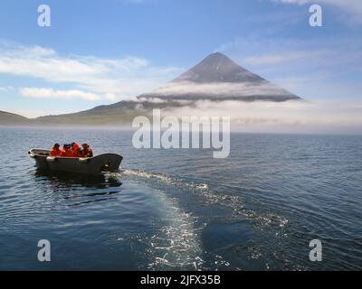 Cleveland Volcano, ist ein fast symmetrischer Stratovulkan am westlichen Ende der Chuginadak Island, die zu den Inseln der vier Berge westlich der Umnak Island auf den Fox Islands der Aleutischen Inseln von Alaska gehört. Mt. Cleveland ist 5675ft (1730m) hoch und einer der aktivsten der 75 oder mehr Vulkane im größeren Aleutenbogen. Kredit: C.Neal /USGS. Stockfoto