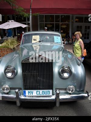 Eine Frau bewundert einen Rolls Royce Silver Cloud II aus dem Jahr 1960, der auf einer Oldtimer-Ausstellung am 4. Juli in Santa Fe, New Mexico, ausgestellt wird. Stockfoto