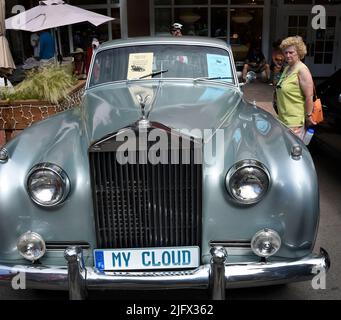 Eine Frau bewundert einen Rolls Royce Silver Cloud II aus dem Jahr 1960, der auf einer Oldtimer-Ausstellung am 4. Juli in Santa Fe, New Mexico, ausgestellt wird. Stockfoto