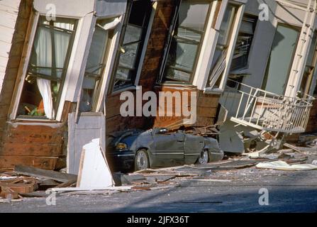 Am 17. Oktober 1989, um 5:04pm Uhr (PDT), erschütterte ein Erdbeben der Stärke 6,9 die Regionen San Francisco und Monterey Bay in Kalifornien, USA. Hier wurde ein Auto im dritten Stock dieses Apartmentgebäudes im Marina District zerquetscht. Das Epizentrum befand sich in der Nähe des Loma Prieta Gipfels in den Santa Cruz Bergen. Die Arbeit des U.S. Geological Survey und anderer Organisationen hat das Verständnis der seismischen Bedrohung in der Bay-Region verbessert, das Bewusstsein für Erdbebengefahren gefördert und zu effektiveren Strategien zur Reduzierung von Erdbebenverlusten beigetragen.Quelle: J.K.Nakata/USGS Stockfoto