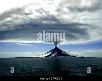 Augustine Eruption, März 2006. Der Vulkan Augustine, Alaska, USA, gegen Ende seines ausgedehnten Ausbruchs, der mehrere Monate dauerte. Im Januar 2006 wurden die eruptedÑflight Pfade des Vulkans explosiv verschoben und Flüge gestrichen, um Flugzeugenbegegnungen mit Vulkanasche zu vermeiden. Zwischen dem 11. Januar und dem 20. März veröffentlichte das Anchorage Volcanic Ash Advisory Center 567 Textberichte über den Ausbruch von Augustine. Dieses Foto: 27. März 2006. Kredit: C.Read/USGS Stockfoto