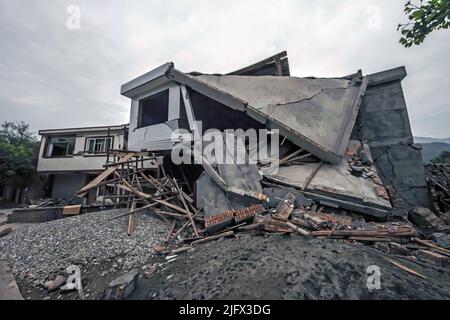 Schäden an einem Dorfhaus in Sichuan, China, nach dem Erdbeben in Lushan M6,6 vom 20. April 2013. Aufbau Sicherer Strukturen. In diesem Jahrhundert haben große Erdbeben in den Vereinigten Staaten zahlreiche Gebäude, Brücken und andere Strukturen beschädigt oder zerstört. Durch die Überwachung der Reaktion von Strukturen auf Erdbeben und die Anwendung der gewonnenen Erkenntnisse verbessern Wissenschaftler und Ingenieure die Fähigkeit von Strukturen, größere Erdbeben zu überleben. Viele Leben und Millionen von Dollar wurden durch diese laufende Forschung bereits gerettet. Kredit:USGS. Stockfoto